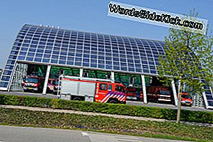 Zonnepanelen geïntegreerd in het dak van een brandweerkazerne in Houten, nabij Utrecht, in Nederland.