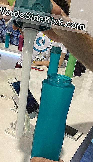 Die intelligente Wasserflasche von HidrateSpark weiß, wie viel Sie trinken.