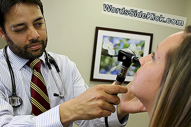 Dr. Nabeel Farooqui onderzoekt een allergiepatiënt aan het Wexner Medical Center van de Ohio State University. Farooqui zegt dat veel van zijn patiënten algemene allergiemythen kopen die hun symptomen zelfs erger kunnen maken. Ervan uitgaande dat anti-allergische kussens gezonder zijn dan veren kussens is een veel voorkomende misvatting, net als het idee om eigenaar te zijn