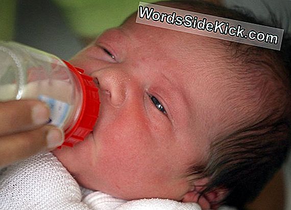 Der Alkoholkonsum Von Babys Führt Zum Krankenhausaufenthalt