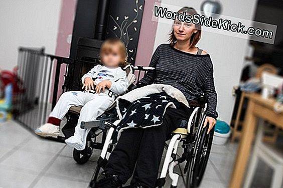 Une Femme Tétraplégique Déplace Son Bras De Robot Avec Son Esprit