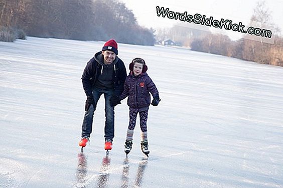 De Pinguïns Van De Aarde Schaatsen Op Dun Ijs