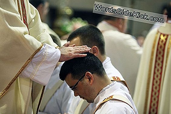 Waarom Katholieke Priesters Niet Kunnen Trouwen (In Het Minst Voor Nu)