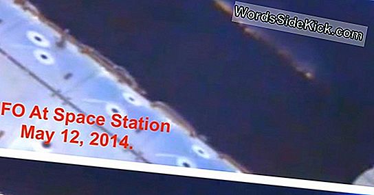 'Ufo Mothership' Near Space Station Een Truc Van Het Licht