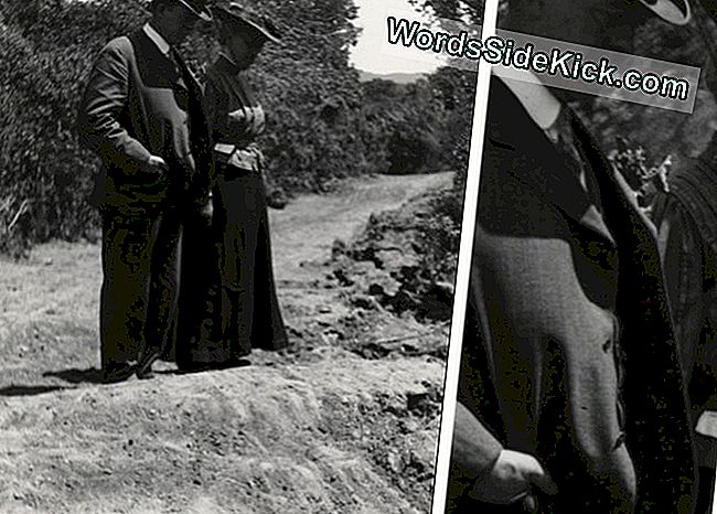 1906 foto van een man en een vrouw op de plek waar de San Andreas-breuk tijdens de aardbeving in San Francisco over Alpine Road brak. Knopen op het vest van de man bevestigen dat de foto niet in omgekeerde volgorde is afgedrukt.