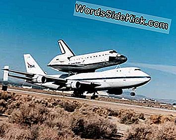 Gli ingegneri di Boeing non avevano mai immaginato il 747 come parte di un velivolo composito, destinato a far partire lo Space Shuttle Enterprise per i voli plananti verso terra. Il primo approccio e test di atterraggio fu nel 1977.