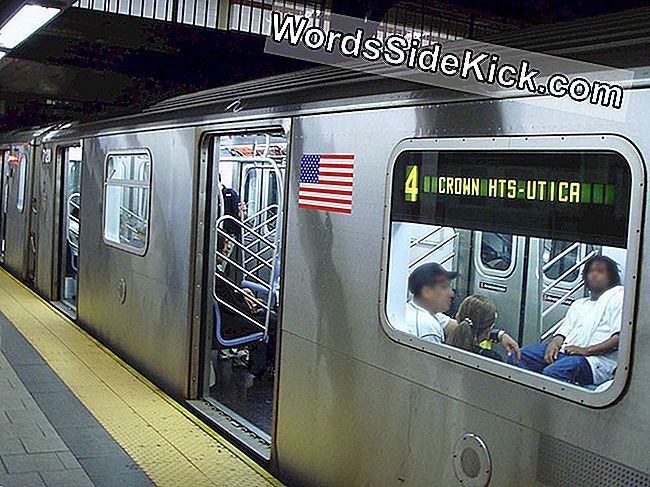 Cele 4 trenuri din interiorul unei stații de metrou New York.