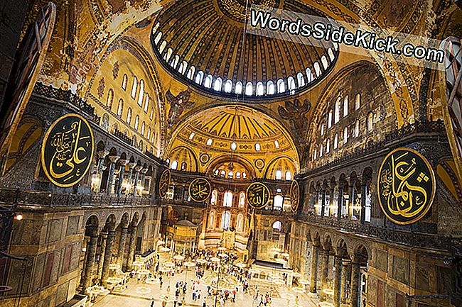 Hagia Sophia interjöör Istanbulis, Türgi. Kupli kroon tõuseb põrandast 180 jalga (55 meetrit).
