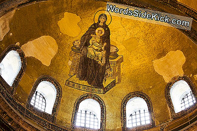 Hagia Sophia Apse mosaiik näitab Neitsi Maarjale, kes hoiab lapsepõlves Jeesust. See on 13 jalga pikk.
