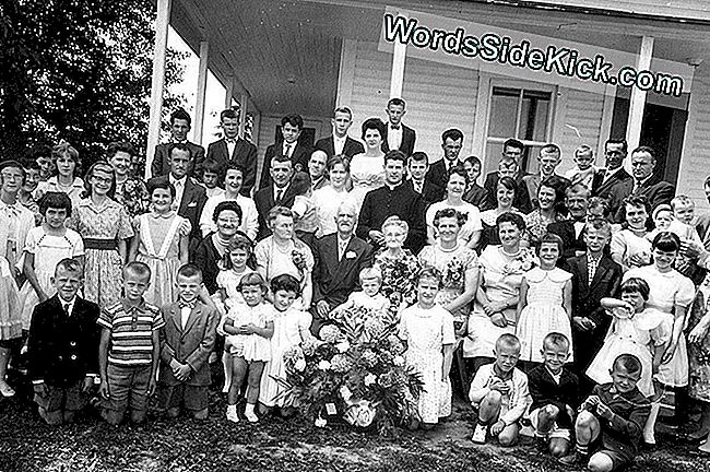 Oğullarının tam inişi Edgar Bhérer, Délina Boivin ile evlendi.Resim, St-Félicien, Lac-Saint-Jean'daki aile evi önünde Edgar ve Délina 50'nci evlilik yıldönümü kutlamaları için 1960 yılında çekildi.