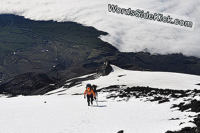 Michigan Tech University kandidater John Lyons og Joshua Richardson vandre op ad den stejle, snedækkede nordlige flanke af Villarrica vulkanen i Chile.