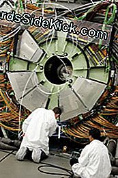 Les ingénieurs installent un aimant géant à l'intérieur du Large Hadron Collider, un énorme accélérateur de particules.