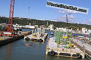 Los pontones generalmente se juntan cerca del sitio de construcción del puente y luego se remolcan a su lugar. Aquí, los pontones flotan fuera de la cuenca de fundición en Concrete Technology Corporation en Tacoma, Washington, en agosto de 2008.