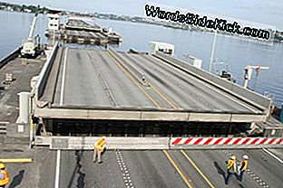 El puente SR 520 presenta un tramo de extracción que permite que los barcos y barcazas pasen por el puente flotante. El lapso de extracción permanece cerrado para los buques y abierto al tráfico de vehículos de 5 a.m. a 9 pm. Entre semana debido al tráfico de cercanías.