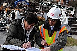 Martha Militano (links) unterschreibt ein Einreiseformular, mit dem das US Army Corps of Engineers autorisiert wird, die Überreste ihres Hauses nach dem Hurrikan Sandy zu entfernen.