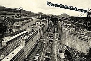 Das Gebäude der unteren Miraflores-Schleusen am Panamakanal, 1912.