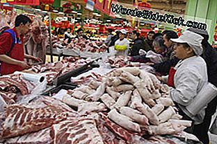 Käufer in China kaufen Schweinefleisch für das Silvesterabendessen. Wenn sich die Entwicklungsländer zu den häufigen Fleischessern zusammenschließen, wird die Fleischversorgung noch mehr angespannt.