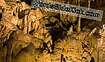 Voolukivi ja stalaktiidid moodustavad Mammoth Cave'i külmutatud Niagara osa.