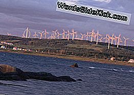 Deze windturbines, ook wel windmolens genoemd, zijn genesteld in de buurt van een schilderachtige gemeenschap in Nova Scotia.