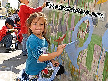 Audrey Jackson viert Earth Day 2008 door een muurschildering te schilderen in het Wilshire Center in Los Angeles.