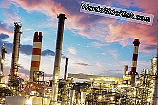 Cómo funciona la refinación de petróleo - funciona Refinería de petróleo en el crepúsculo.