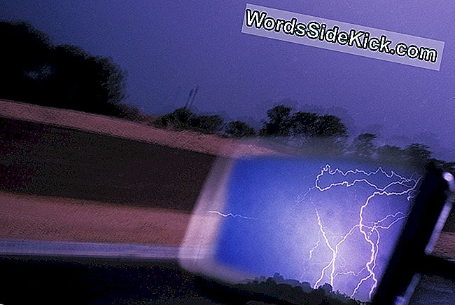 ゴム製タイヤはあなたの車を落雷から絶縁しますか 21 地球