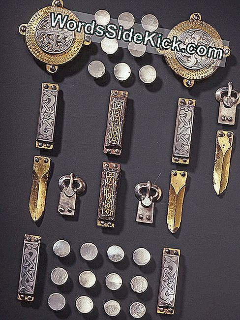 Ove grobne robe - konjički alat s frankovskim ukrasom - pronađene su u grobu 9