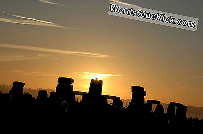 Niemand weiß, warum die alten Leute Stonehenge gebaut haben, aber es scheint, als hätte es den Mittsommer-Sonnenaufgang und den Midwinter-Sonnenuntergang antreten müssen.