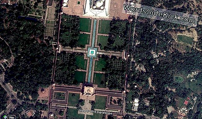 Se han descubierto varias alineaciones entre el solsticio de sol y los cursos de agua, caminos y pabellones de los jardines del Taj Mahal. Un físico utilizó imágenes satelitales de alta resolución de Google Earth, combinadas con un programa llamado Sun Calc, para realizar los descubrimientos. Esta imagen muestra una vista satelital de Google Earth del Taj Mahal y sus jardines.
