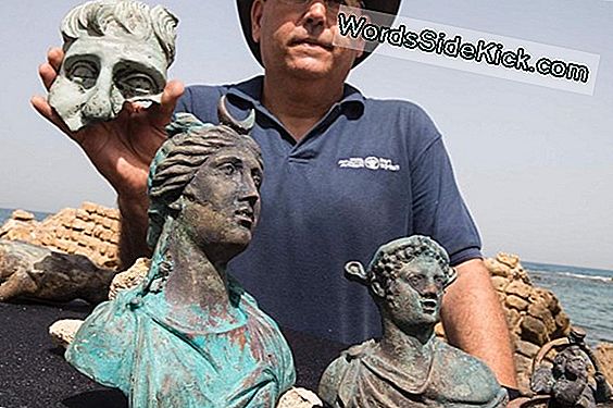 Schiffswrack Aus Der Römischen Ära Bringt Die Mondgöttin-Statue, Münzen-Stashes