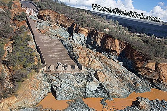 Shocking Images Näitab Massive Damage California Reservoir