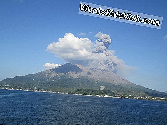 Volatile Sakurajima Volcano Is Een Bliksemlaboratorium