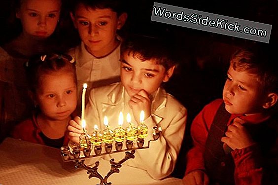 Hanukkah: Historia Ja Perinteet