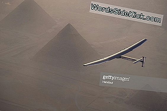 Solar Plane Complète Son Vol Historique Autour Du Monde