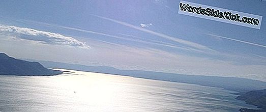 Lac Baïkal: Le Plus Grand Et Le Plus Profond Des Lacs Du Monde