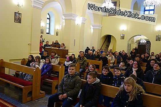 Božje Djelo? Munja Pogađa Svetog Petra Nakon Što Papa Najavi Ostavku