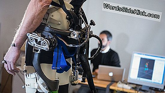 Robots 'Exosuit' Veic Smagu Celšanu