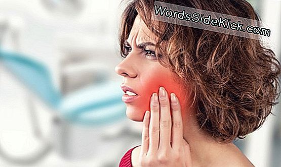 Ouch! Dental Implant Eindigt In De Sinus Van De Vrouw