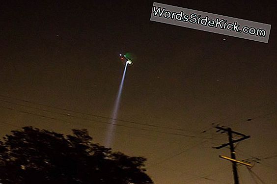 Hovering Drone Grijpt Spotlight Met Arm Van 6 Voet