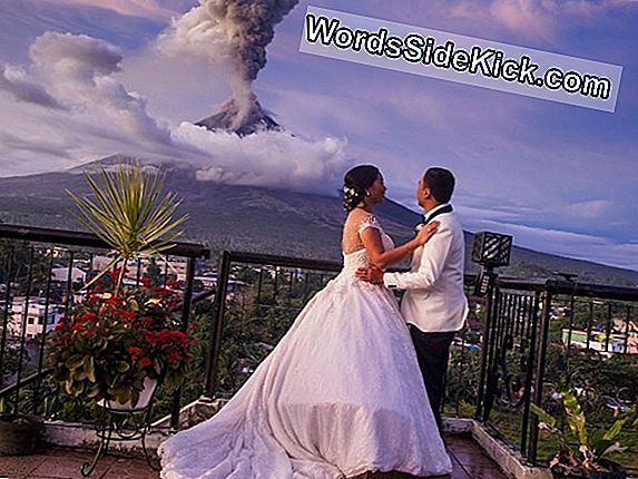 Vulcanul Mayon Din Filipine Aruncă Fântânile De Lavă, Erupție Violentă Iminentă