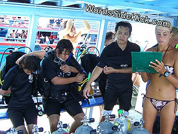 Scuba Divers จะช่วยเหลือทีมฟุตบอลติดอยู่ในถ้ำไทยได้อย่างไร