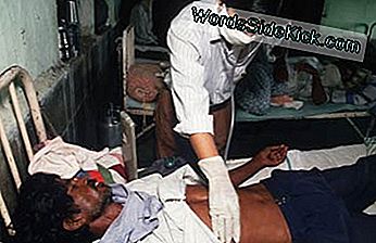 Een slachtoffer van een longpestepidemie zit op 25 september 1994 in een ziekenhuis in Surat, India.