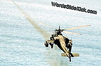 Un Apache trage două rachete Hellfire într-un exercițiu de antrenament.