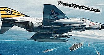 Land- veya taşıyıcı tabanlı, McDonnell Douglas F-4 Phantom II hızlandırılmış, büyük tırmanış ve irtifa yetenekleri ve korkunç bir silahlanma dizisi. Çok yönlülük de, Phantom'un dogrudan kara saldırı jetine kadar birçok rolü yerine getirmesi için güçlü bir noktaydı.