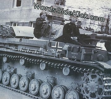 De oorspronkelijke taak van de Panzerkampfwagen IV was om te dienen als een zwaarbrandend ondersteuningsvoertuig voor de Panzerkampfwagen III.