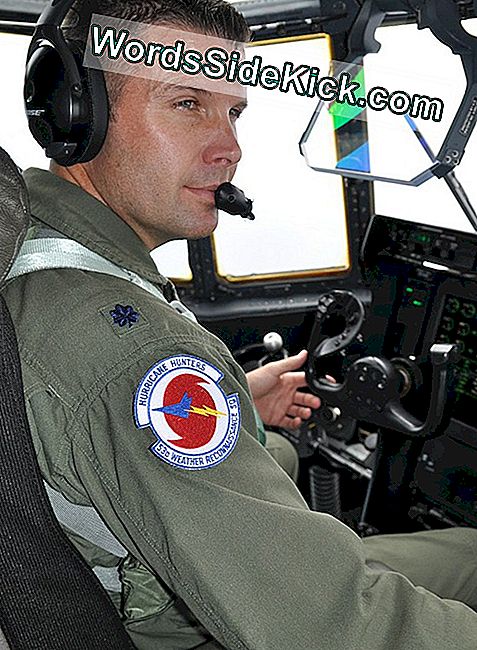 Le lieutenant-colonel Sean Pierce pilote un avion chassant les ouragans au-dessus de l'eau pour vérifier l'état de la tempête tropicale Nate en septembre.