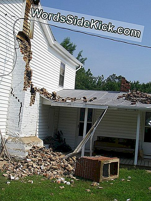 Pali dimnjak u okrugu Louisa u državi VA, uzrokovan potresom jačine 5,8 stupnjeva koji je pogodio istočnu Virginiju 23. kolovoza 2011.