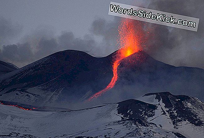 Tamo Ona Puše! Italijanska Planina Etna Eruptira