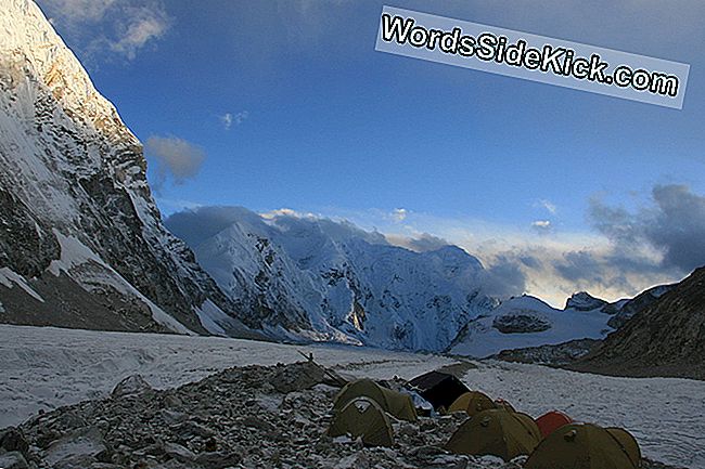 ¿Por Qué Este Glaciar Cerca De Everest Produce Sonidos Ruidosos En La Noche?