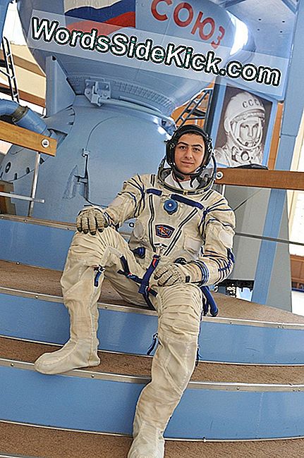 Amr Mohamed, 18 ans, d’Alexandrie, en Égypte, lauréat du concours de laboratoires scientifiques YouTube pour les laboratoires scientifiques, participe au Space Camp de Star City, en Russie, à l’été 2012.